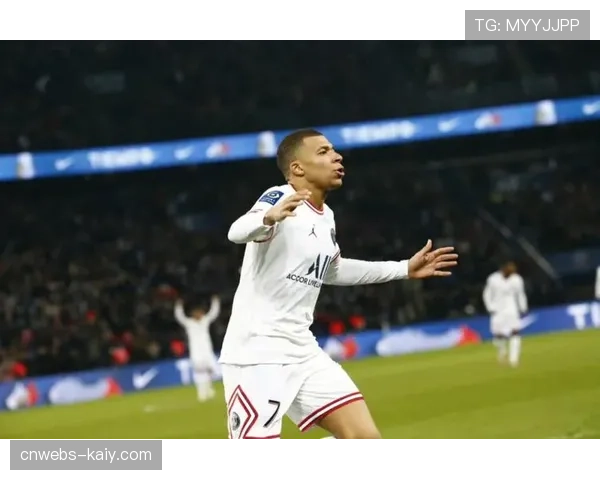 特写：姆巴佩突破造点后亲自命中，在安联球场做出“倾听”庆祝动作